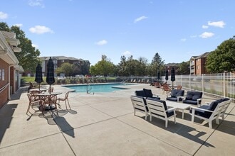 Lakeside Village Apartment Homes in Lincoln, NE - Foto de edificio - Building Photo