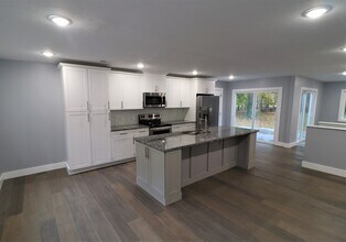 5041 Medina Rd in Copley, OH - Foto de edificio - Building Photo