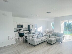 2805 Wells Ave in North Port, FL - Foto de edificio - Building Photo