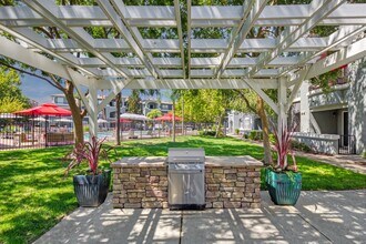 Lofts in Sacramento, CA - Foto de edificio - Building Photo