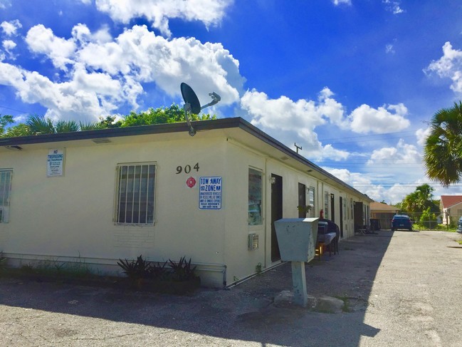 904 10th St in West Palm Beach, FL - Foto de edificio - Building Photo