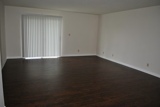 Plaza Square Apartments in New Albany, IN - Building Photo - Building Photo