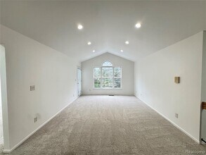 5472 Pine Aires Dr in Sterling Heights, MI - Building Photo - Building Photo