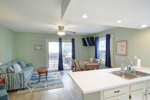 608 Carolina Beach Ave S in Carolina Beach, NC - Building Photo