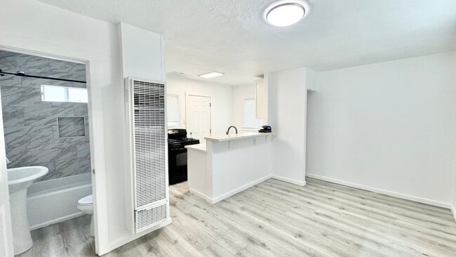 536 W 48th St in Los Angeles, CA - Building Photo - Building Photo