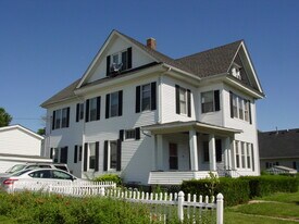 20 N Locust St, Unit Apt 1 in Aurora, IL - Building Photo