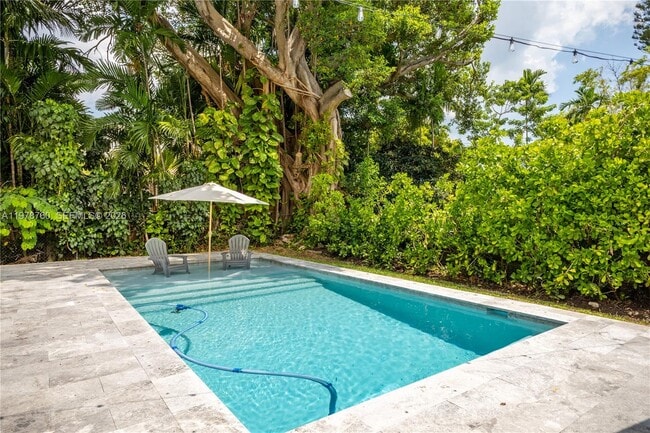 741 NE 87th St in El Portal, FL - Foto de edificio - Building Photo