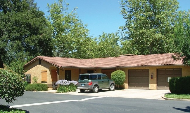 Creekside Village in Redding, CA - Building Photo - Building Photo