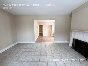 977 Marentette Ave in Windsor, ON - Building Photo - Building Photo