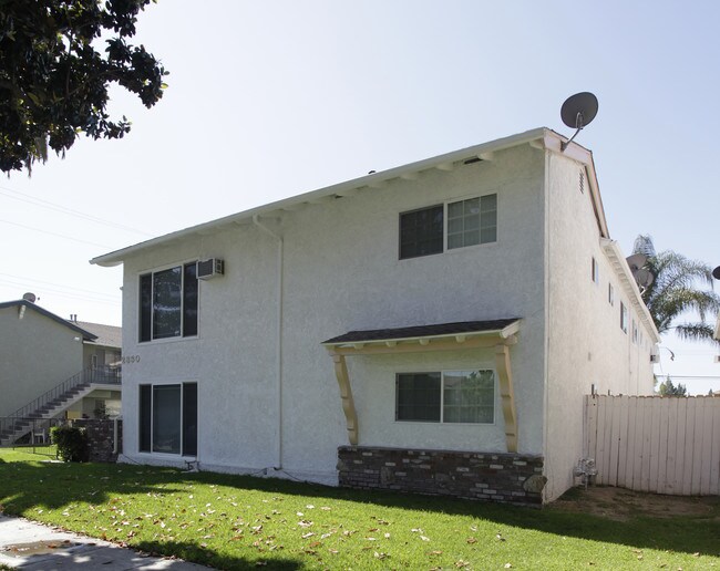 2330 Santa Fe Ave in Fullerton, CA - Foto de edificio - Building Photo