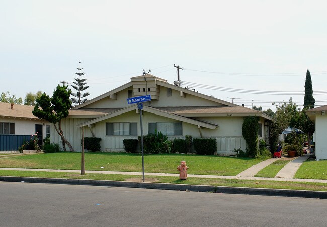 1033 N Lincoln St in Orange, CA - Building Photo - Building Photo