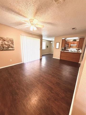 125 NE Johnson Ave in Burleson, TX - Foto de edificio - Building Photo