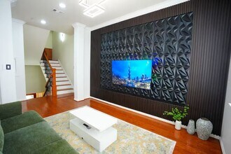 5625 Dolores St in Houston, TX - Building Photo - Building Photo