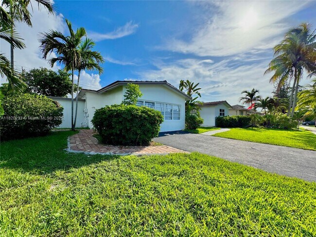4905 Harrison St in Hollywood, FL - Building Photo - Building Photo