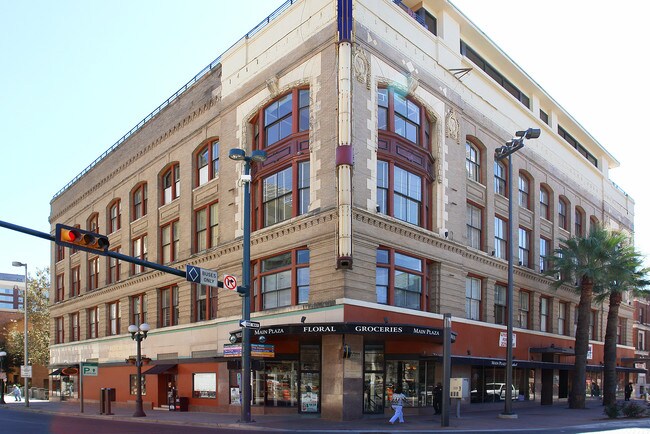 Main Plaza Apartments in San Antonio, TX - Foto de edificio - Building Photo