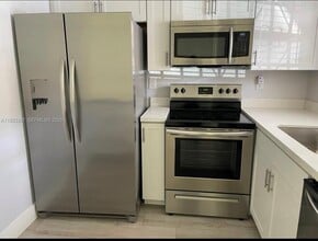 8893 Fontainebleau Blvd in Miami, FL - Building Photo - Building Photo