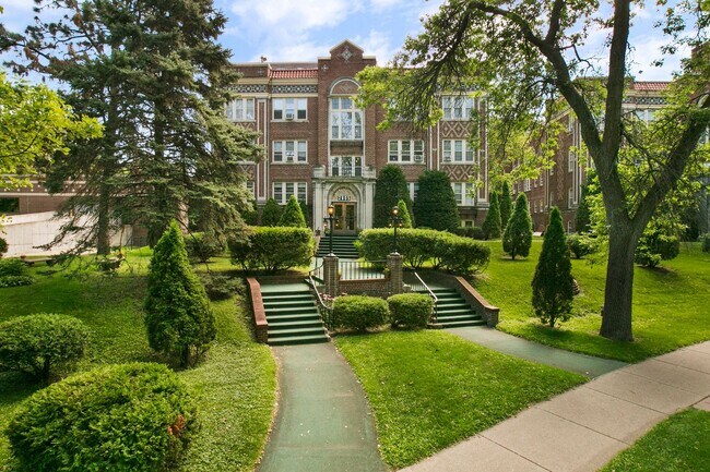 Calhoun Beach Apartments