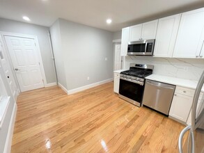 9 Mossland St, Unit 2 in Somerville, MA - Building Photo - Building Photo