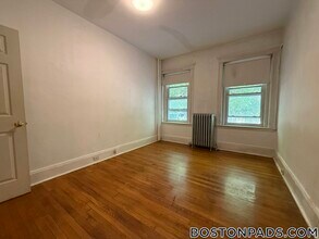 37 Dwight St, Unit 2 in Brookline, MA - Foto de edificio - Building Photo