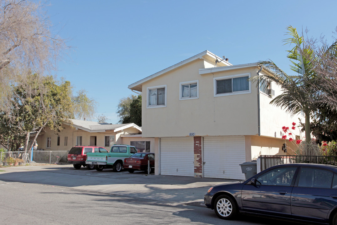 8110 Commercial Pl in South Gate, CA - Building Photo