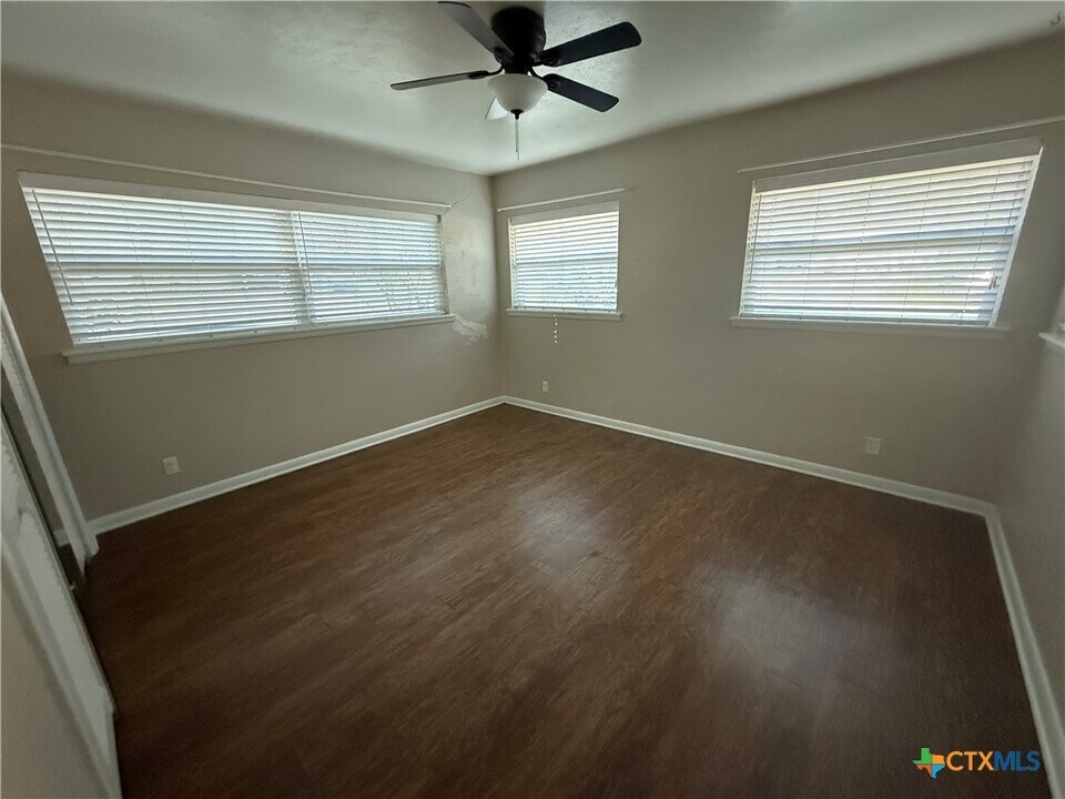 1400 N East St in Belton, TX - Building Photo