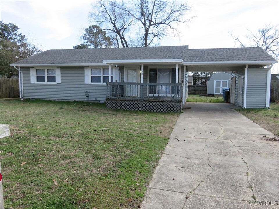 1621 Dearborn Dr in Virginia Beach, VA - Building Photo
