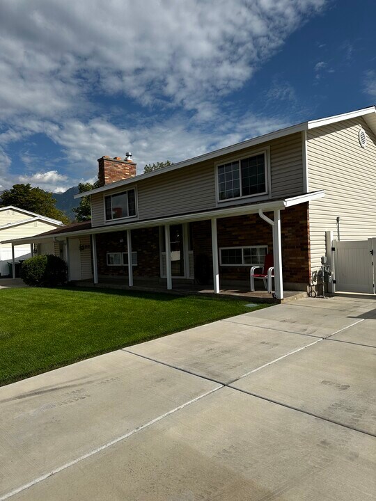 1102 E Sleepy Hollow Ln in Sandy, UT - Building Photo