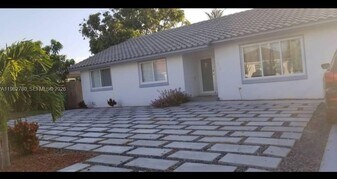 17230 SW 93rd Ave in Palmetto Bay, FL - Building Photo