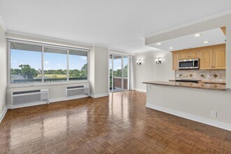 111 Cherry Valley Ave in Garden City, NY - Building Photo - Building Photo