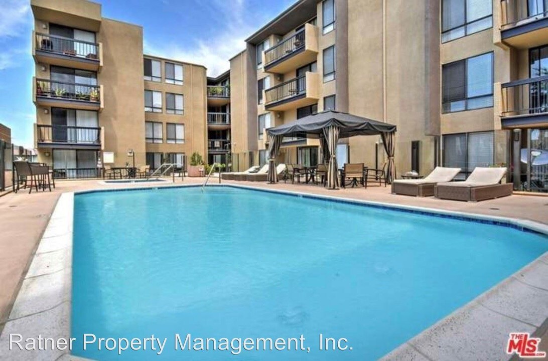 7320 Hawthorn Ave-Unit -Unit #421 in Los Angeles, CA - Building Photo