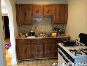 349 Pleasant St in Malden, MA - Foto de edificio - Building Photo