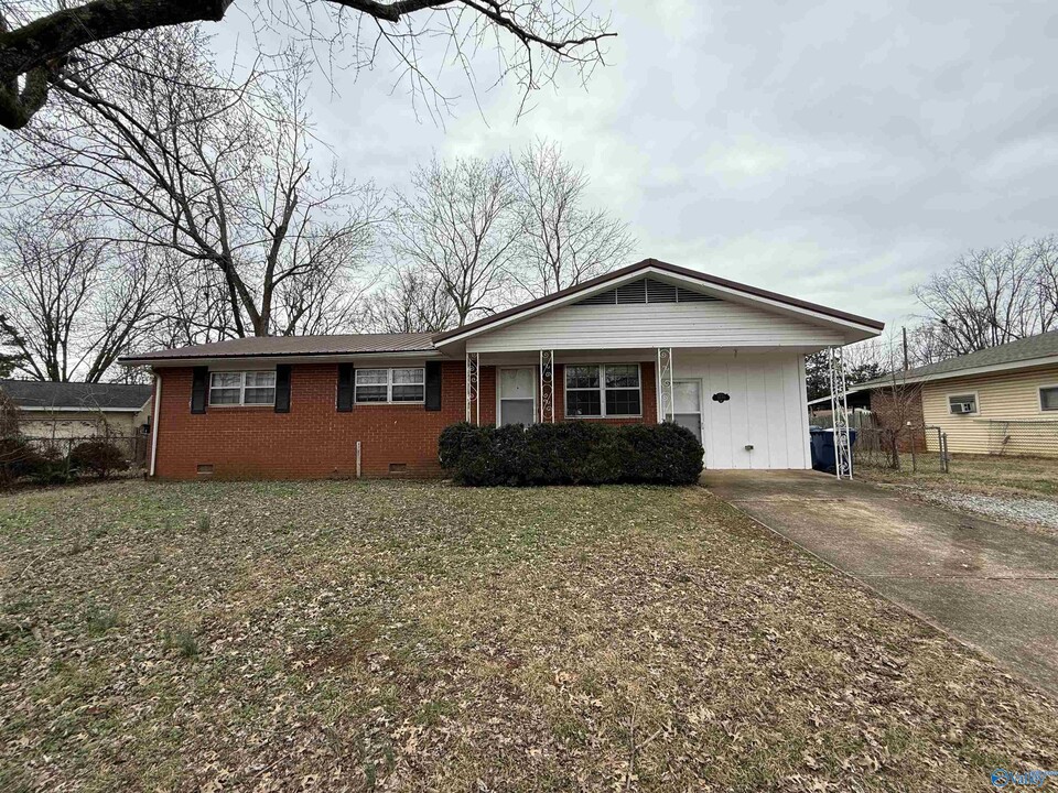 3035 Holiday Dr SW in Huntsville, AL - Building Photo