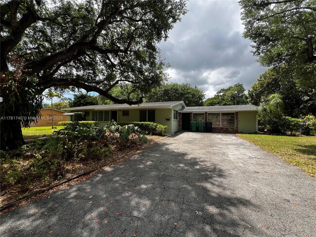 8240 SW 96th St in Miami, FL - Foto de edificio - Building Photo