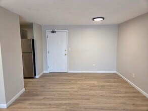 136 Mammoth Rd in Hooksett, NH - Building Photo - Building Photo