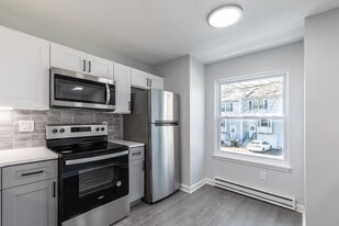 Toll Gate Estates in Groton, CT - Building Photo