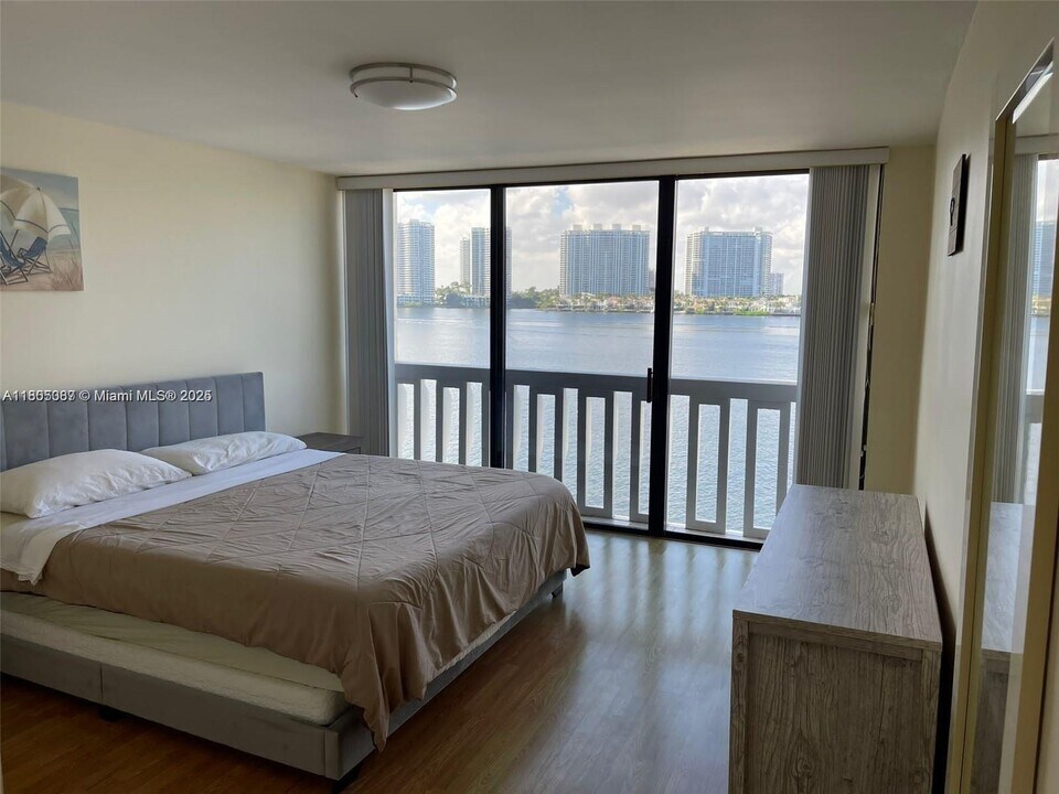 17900 N Bay Rd in Sunny Isles Beach, FL - Building Photo
