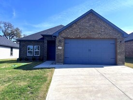 2213 Beverly Dr in Granbury, TX - Building Photo