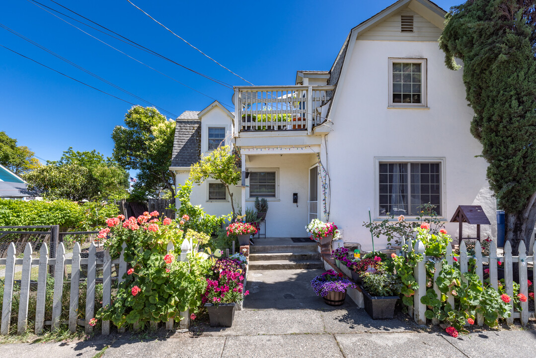 113 E 4th St in Cloverdale, CA - Building Photo