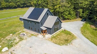 896 Melendy Hill Rd in Londonderry, VT - Building Photo