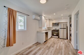 15011 Hartsook St in Los Angeles, CA - Building Photo - Building Photo