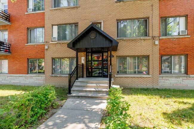 11837 Michel-Sarrazin Rue in Montréal, QC - Building Photo - Building Photo