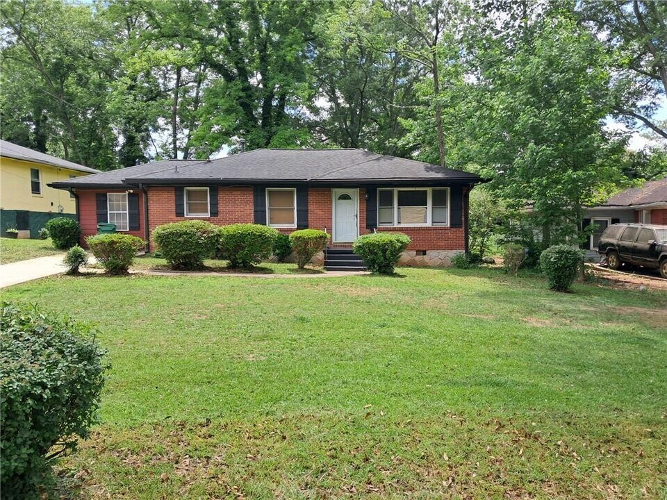 2174 Whites Mill Rd in Decatur, GA - Building Photo