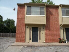 1221 Hopkins St in San Marcos, TX - Building Photo