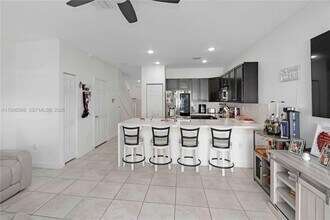 10628 W 33rd Way in Hialeah, FL - Foto de edificio - Building Photo