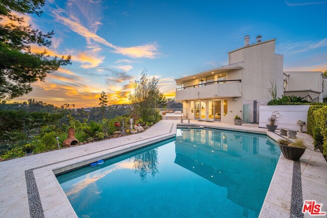 property at 1121 Roberto Ln