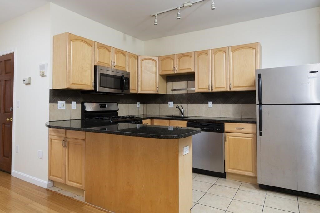 11 Bartlett Pl in Boston, MA - Building Photo
