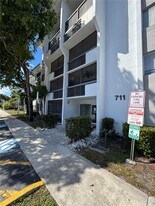 711 N Pine Island Rd, Unit 213 in Plantation, FL - Building Photo