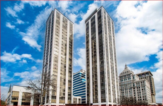 125 SW Jefferson Ave, Unit 3NE in Peoria, IL - Foto de edificio - Building Photo