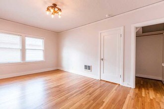 Queen Anne Apartments in Portland, OR - Foto de edificio - Building Photo