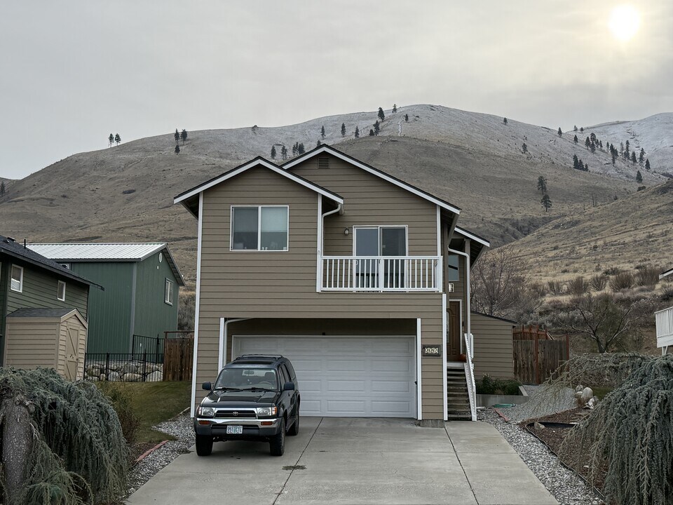 332 E Prospect St in Chelan, WA - Building Photo